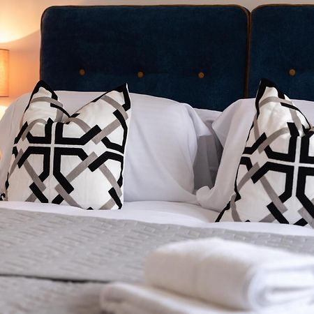 Elegant Apartments In Staines L Free Onsite Parking Staines-upon-Thames Zewnętrze zdjęcie