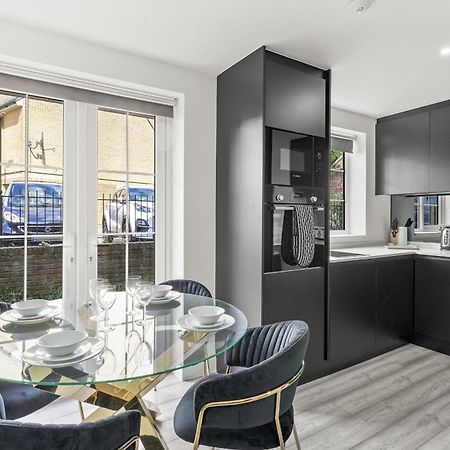 Elegant Apartments In Staines L Free Onsite Parking Staines-upon-Thames Zewnętrze zdjęcie