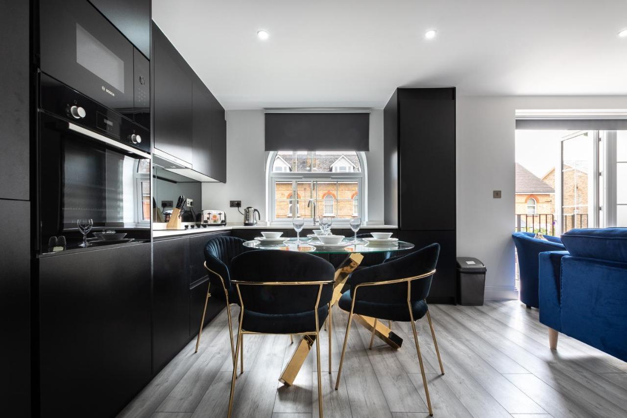 Elegant Apartments In Staines L Free Onsite Parking Staines-upon-Thames Zewnętrze zdjęcie