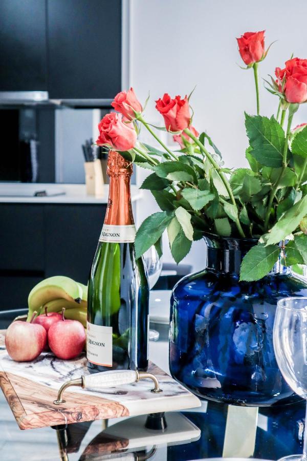 Elegant Apartments In Staines L Free Onsite Parking Staines-upon-Thames Zewnętrze zdjęcie