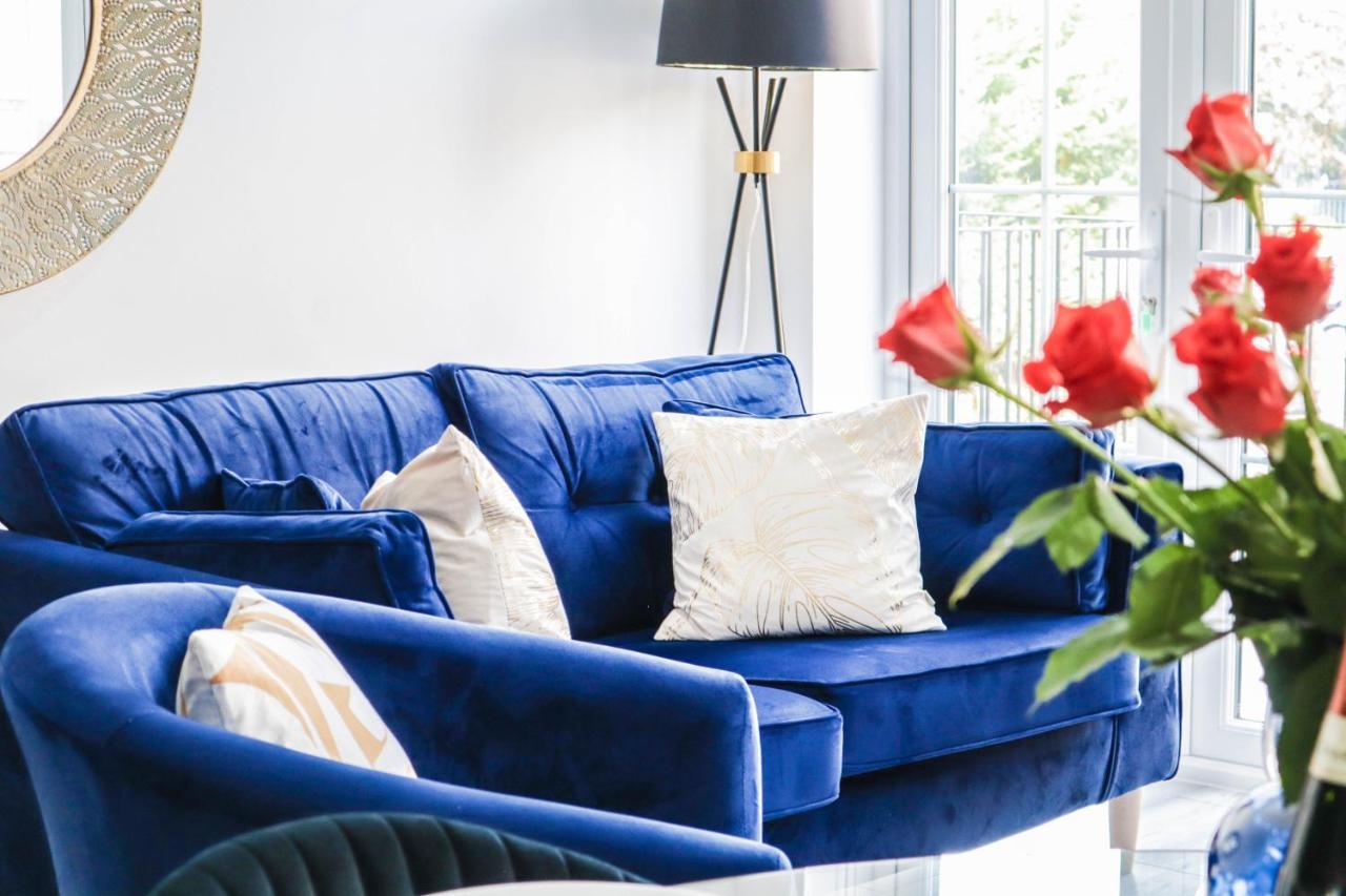 Elegant Apartments In Staines L Free Onsite Parking Staines-upon-Thames Zewnętrze zdjęcie