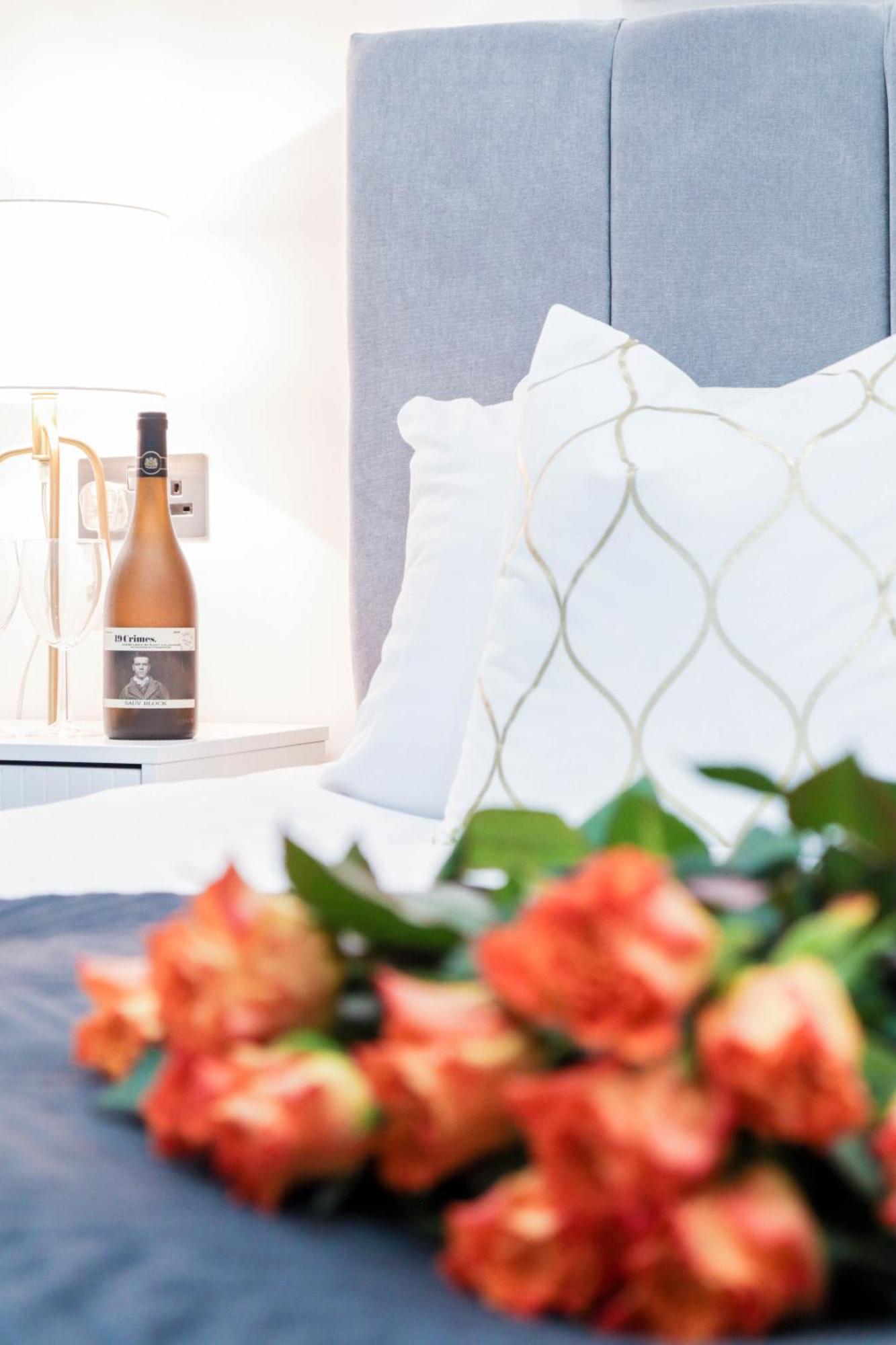 Elegant Apartments In Staines L Free Onsite Parking Staines-upon-Thames Zewnętrze zdjęcie