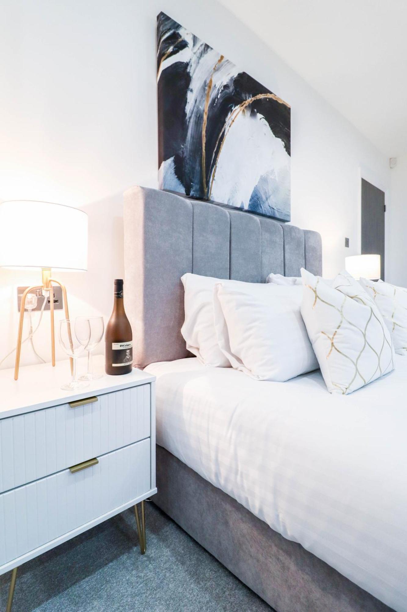 Elegant Apartments In Staines L Free Onsite Parking Staines-upon-Thames Zewnętrze zdjęcie