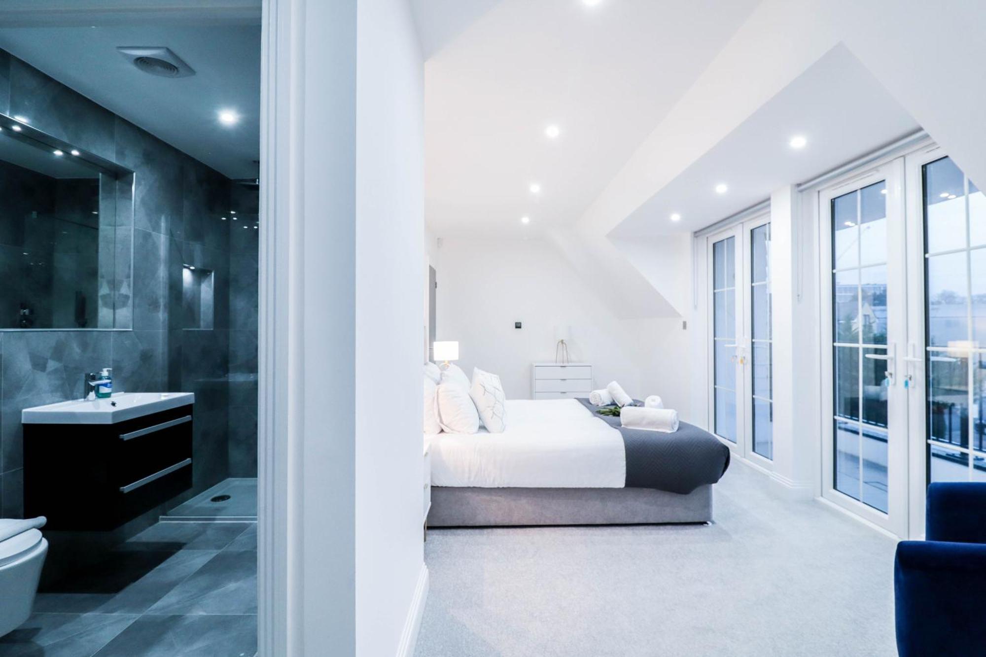 Elegant Apartments In Staines L Free Onsite Parking Staines-upon-Thames Zewnętrze zdjęcie