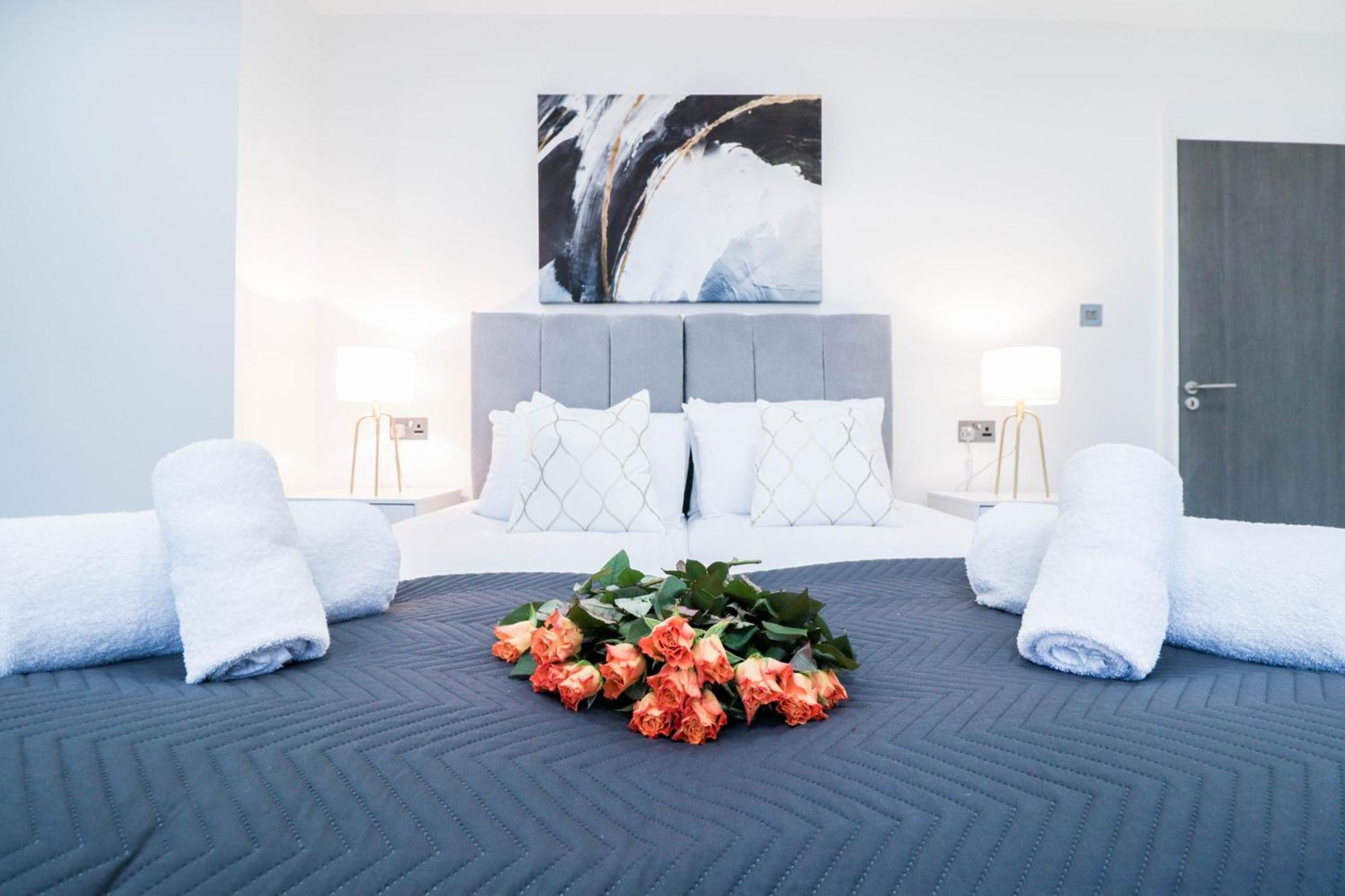 Elegant Apartments In Staines L Free Onsite Parking Staines-upon-Thames Zewnętrze zdjęcie