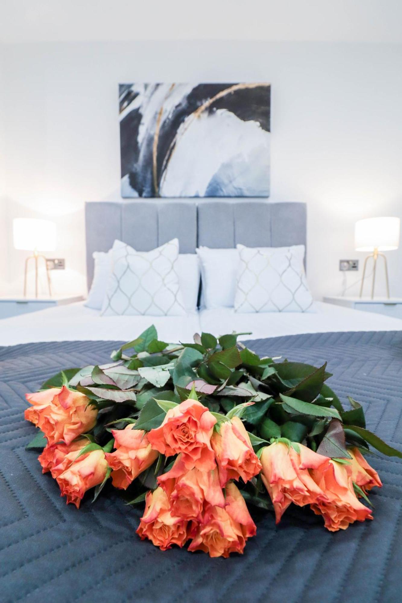 Elegant Apartments In Staines L Free Onsite Parking Staines-upon-Thames Zewnętrze zdjęcie