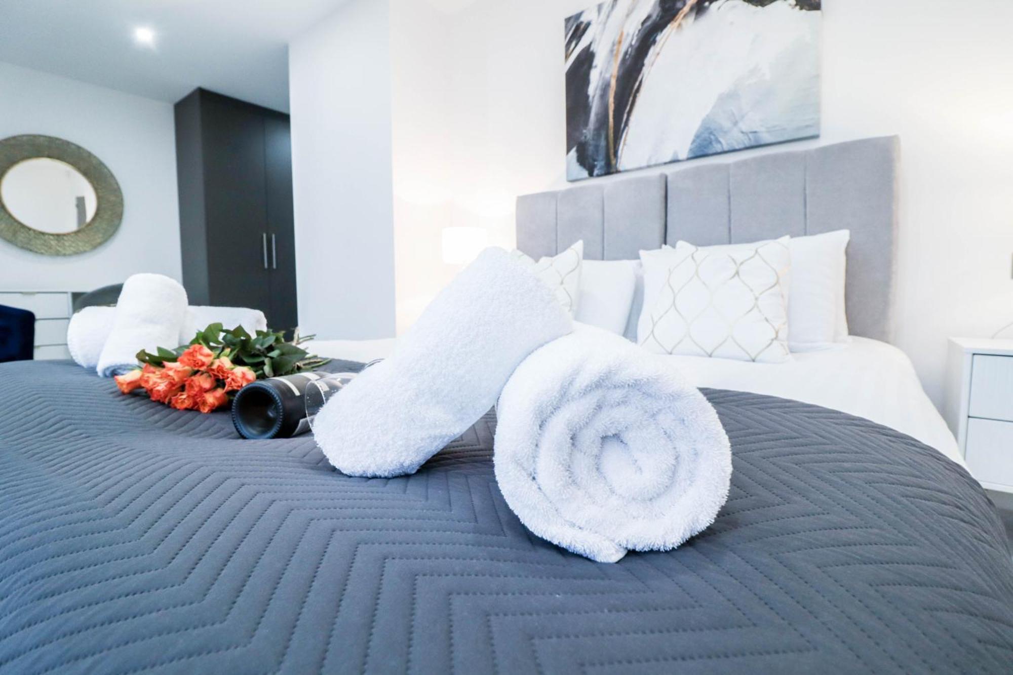Elegant Apartments In Staines L Free Onsite Parking Staines-upon-Thames Zewnętrze zdjęcie