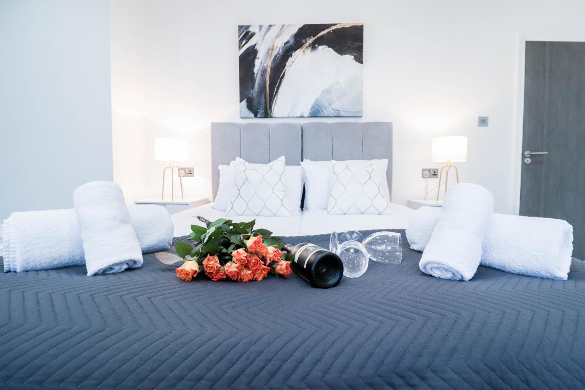Elegant Apartments In Staines L Free Onsite Parking Staines-upon-Thames Zewnętrze zdjęcie