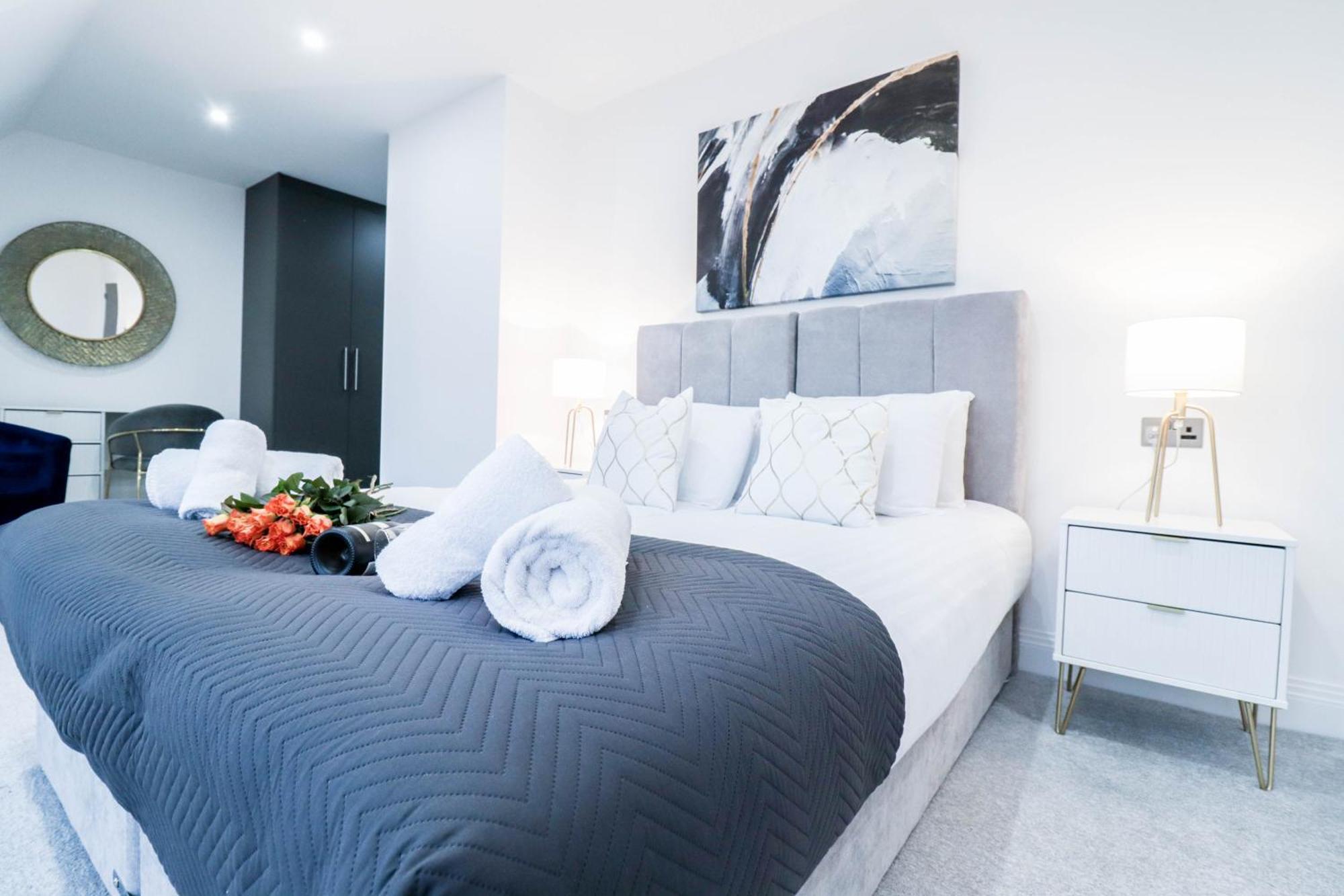 Elegant Apartments In Staines L Free Onsite Parking Staines-upon-Thames Zewnętrze zdjęcie