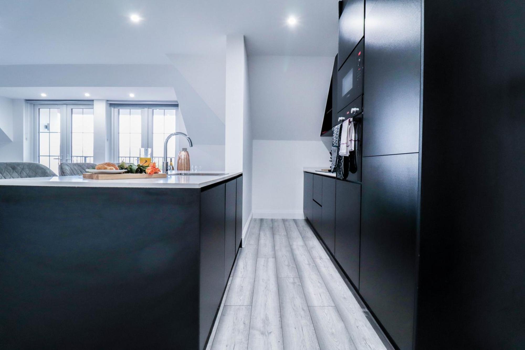 Elegant Apartments In Staines L Free Onsite Parking Staines-upon-Thames Zewnętrze zdjęcie
