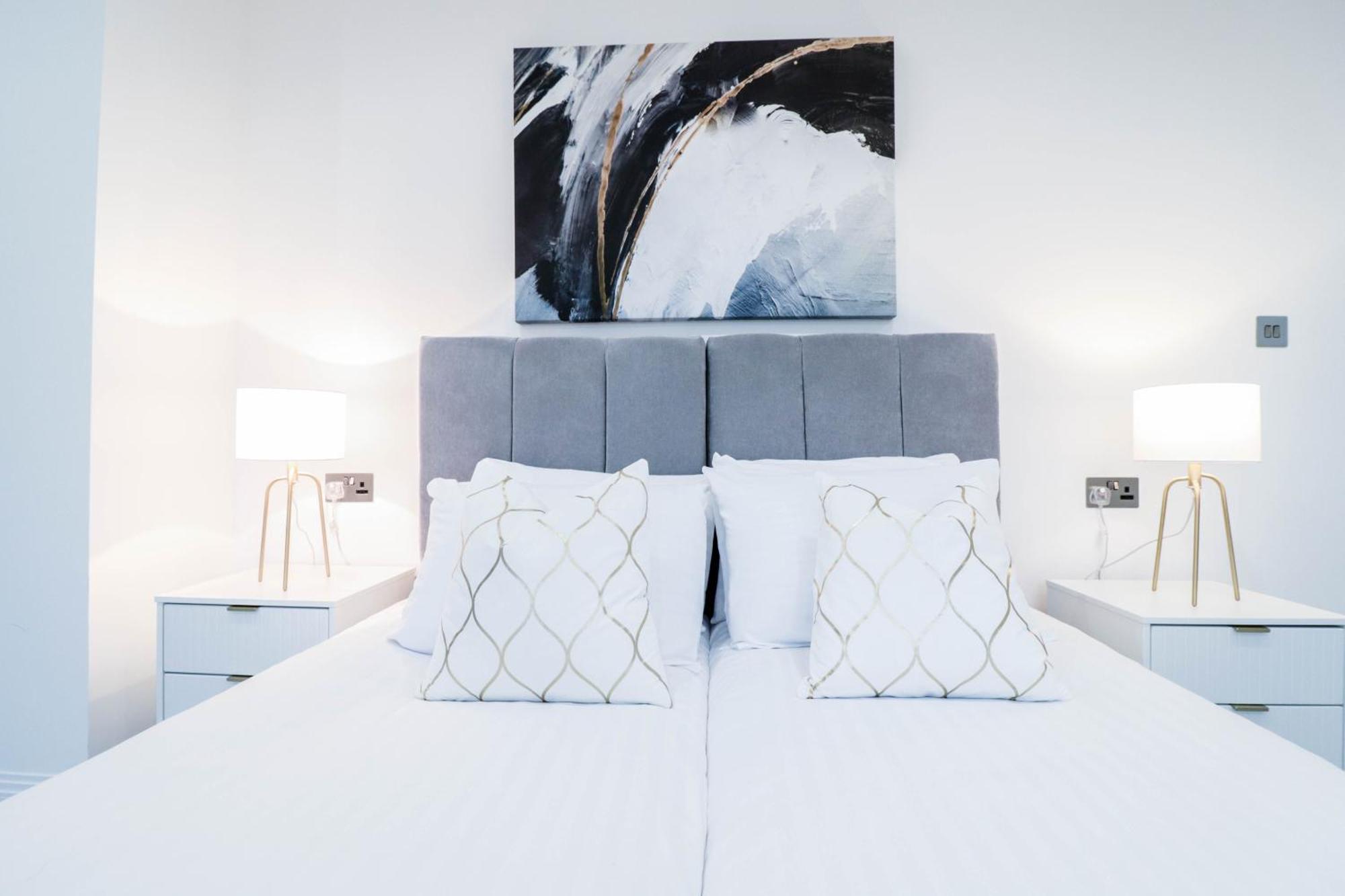 Elegant Apartments In Staines L Free Onsite Parking Staines-upon-Thames Zewnętrze zdjęcie
