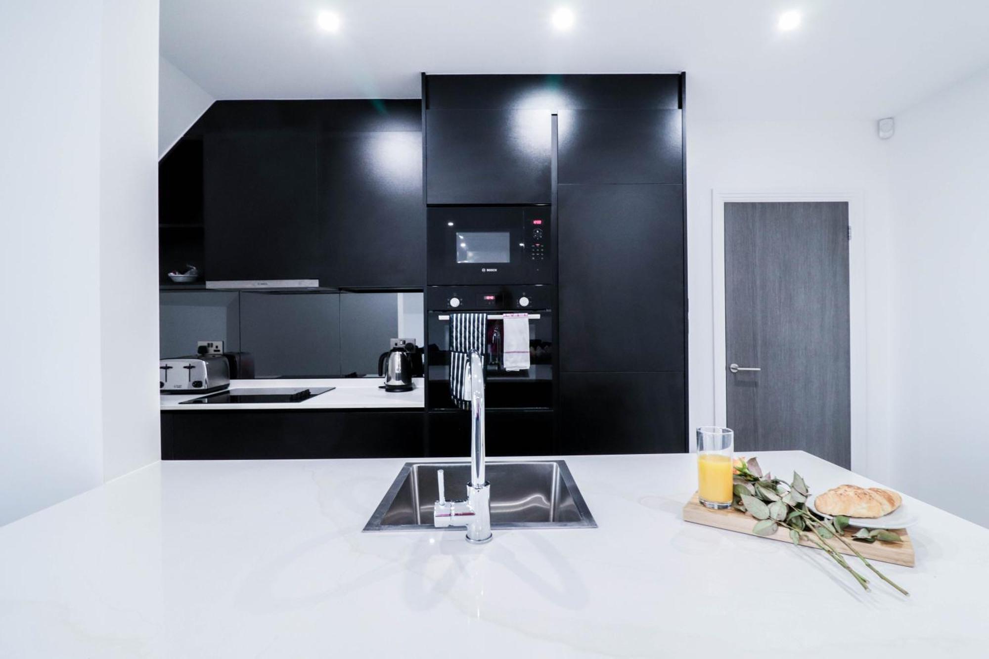 Elegant Apartments In Staines L Free Onsite Parking Staines-upon-Thames Zewnętrze zdjęcie