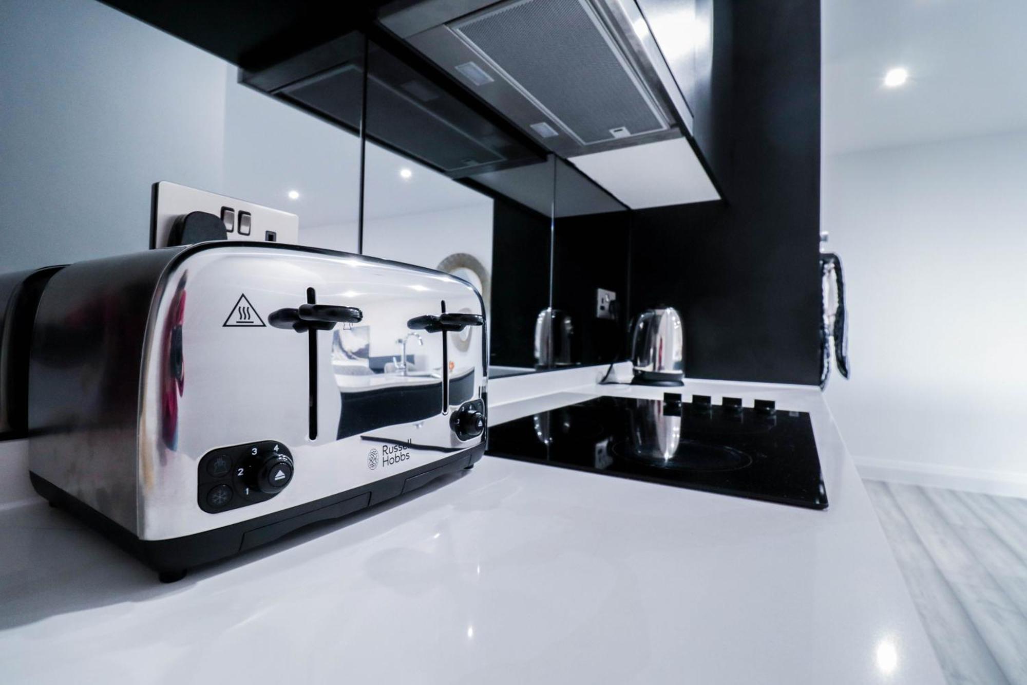 Elegant Apartments In Staines L Free Onsite Parking Staines-upon-Thames Zewnętrze zdjęcie