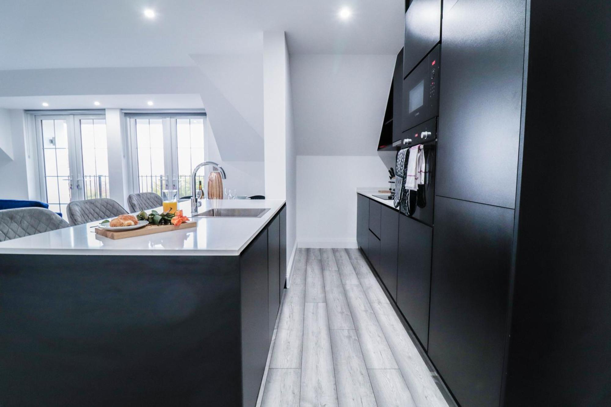 Elegant Apartments In Staines L Free Onsite Parking Staines-upon-Thames Zewnętrze zdjęcie
