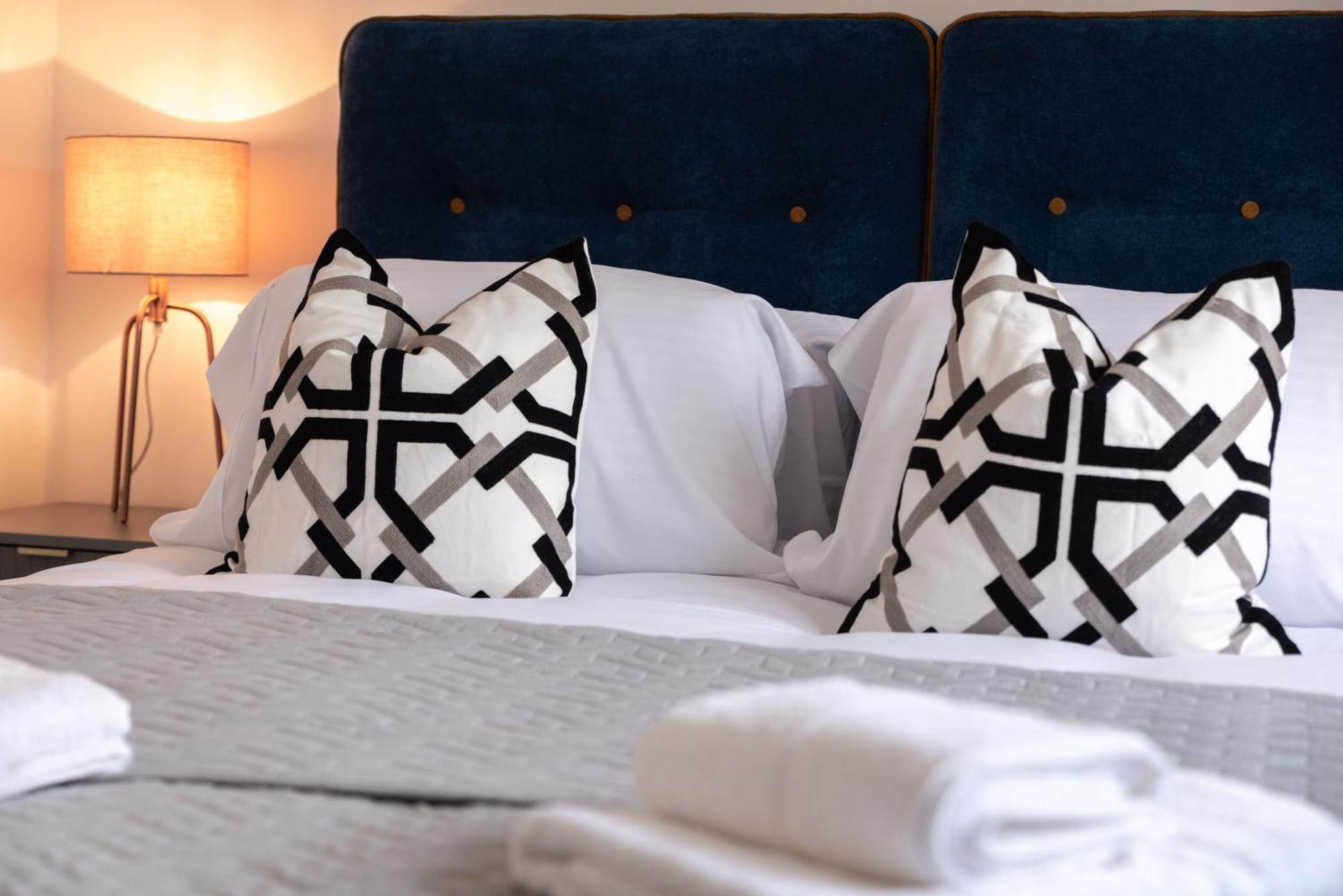 Elegant Apartments In Staines L Free Onsite Parking Staines-upon-Thames Zewnętrze zdjęcie