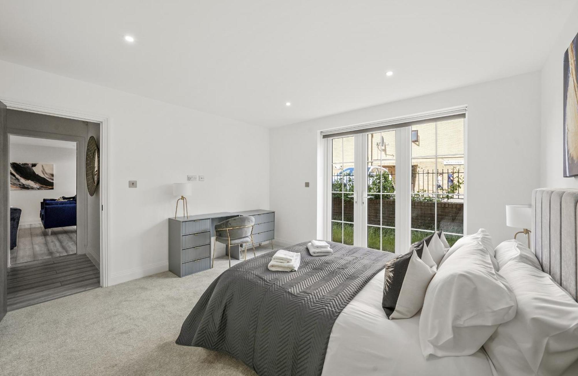 Elegant Apartments In Staines L Free Onsite Parking Staines-upon-Thames Zewnętrze zdjęcie