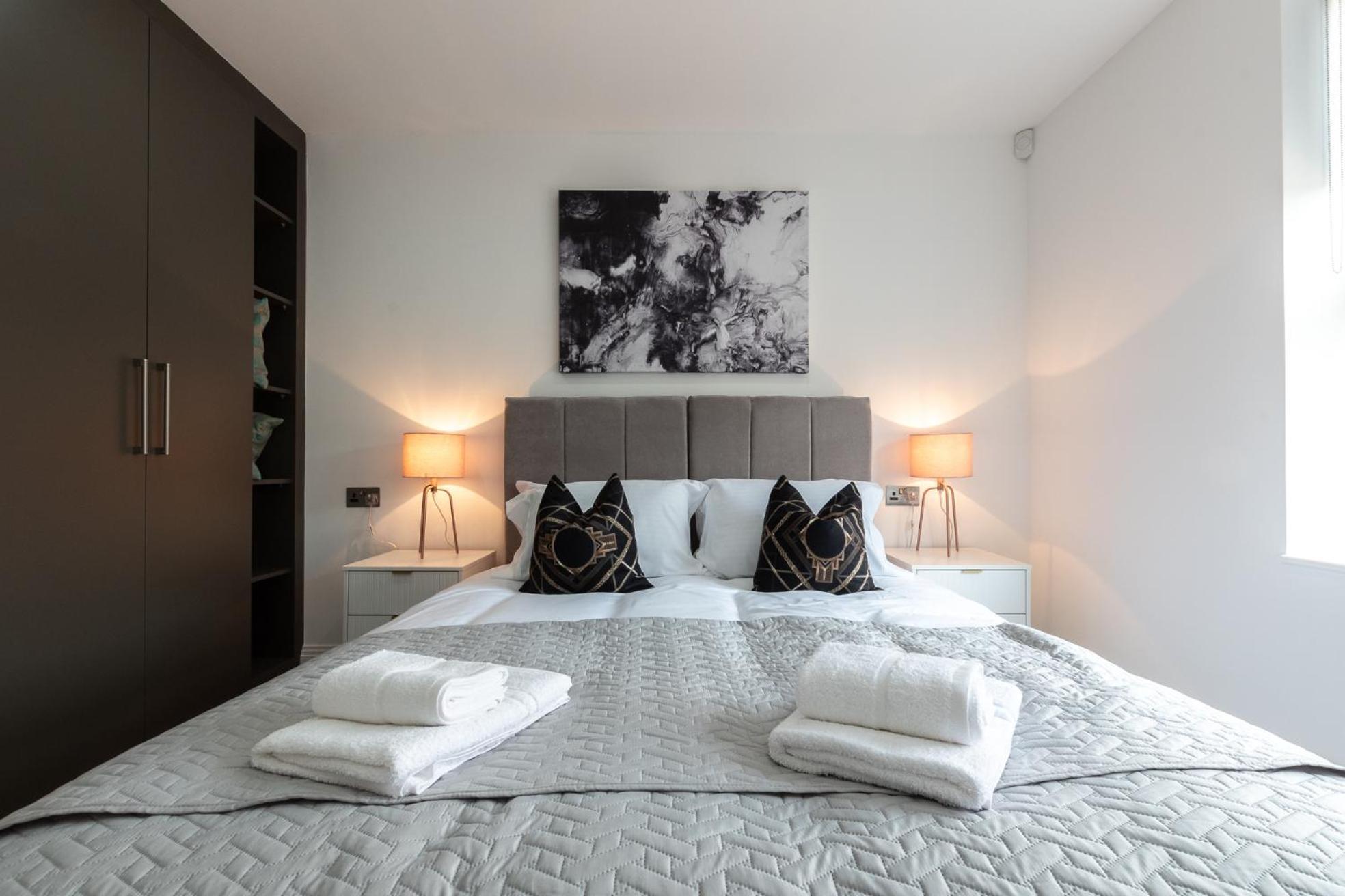 Elegant Apartments In Staines L Free Onsite Parking Staines-upon-Thames Zewnętrze zdjęcie